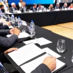 Ministro Daniel Abad firmando el acta compromiso de la Mesa Federal Minera en Rosario