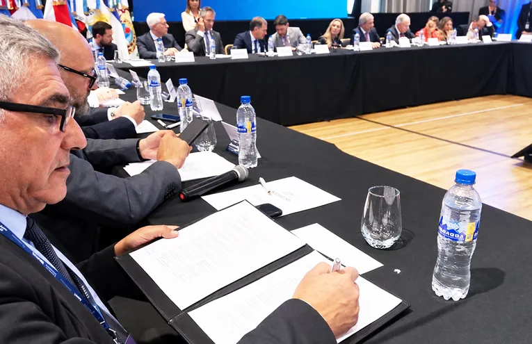 Ministro Daniel Abad firmando el acta compromiso de la Mesa Federal Minera en Rosario