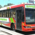 Colectivo de la empresa Exprebús en la vía pública de San Miguel de Tucumán