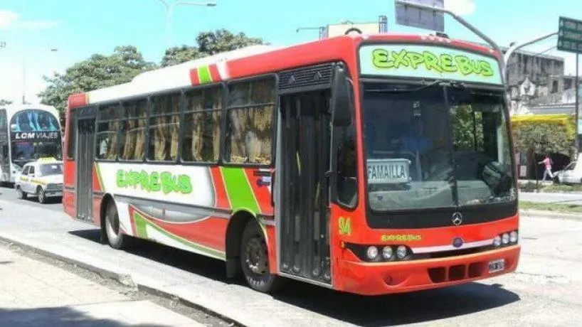 Colectivo de la empresa Exprebús en la vía pública de San Miguel de Tucumán