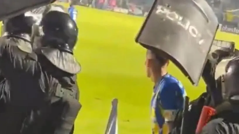 Ángel Di María ejecutando un tiro de esquina con custodia policial en el partido entre Atlético Tucumán y Rosario Central