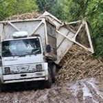 Camión cañero volcado en la ruta de Los Sifones, Famaillá, con caña de azúcar esparcida sobre el camino