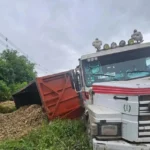 Camión con tráiler volcado sobre la banquina de la Ruta Nacional 38, cerca de Famaillá