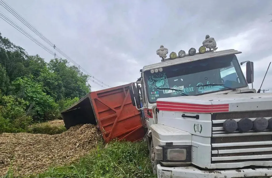 Camión con tráiler volcado sobre la banquina de la Ruta Nacional 38, cerca de Famaillá